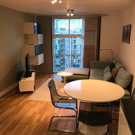 1 Bedroom In Chelsea Bridge Wharf Londra Esterno foto