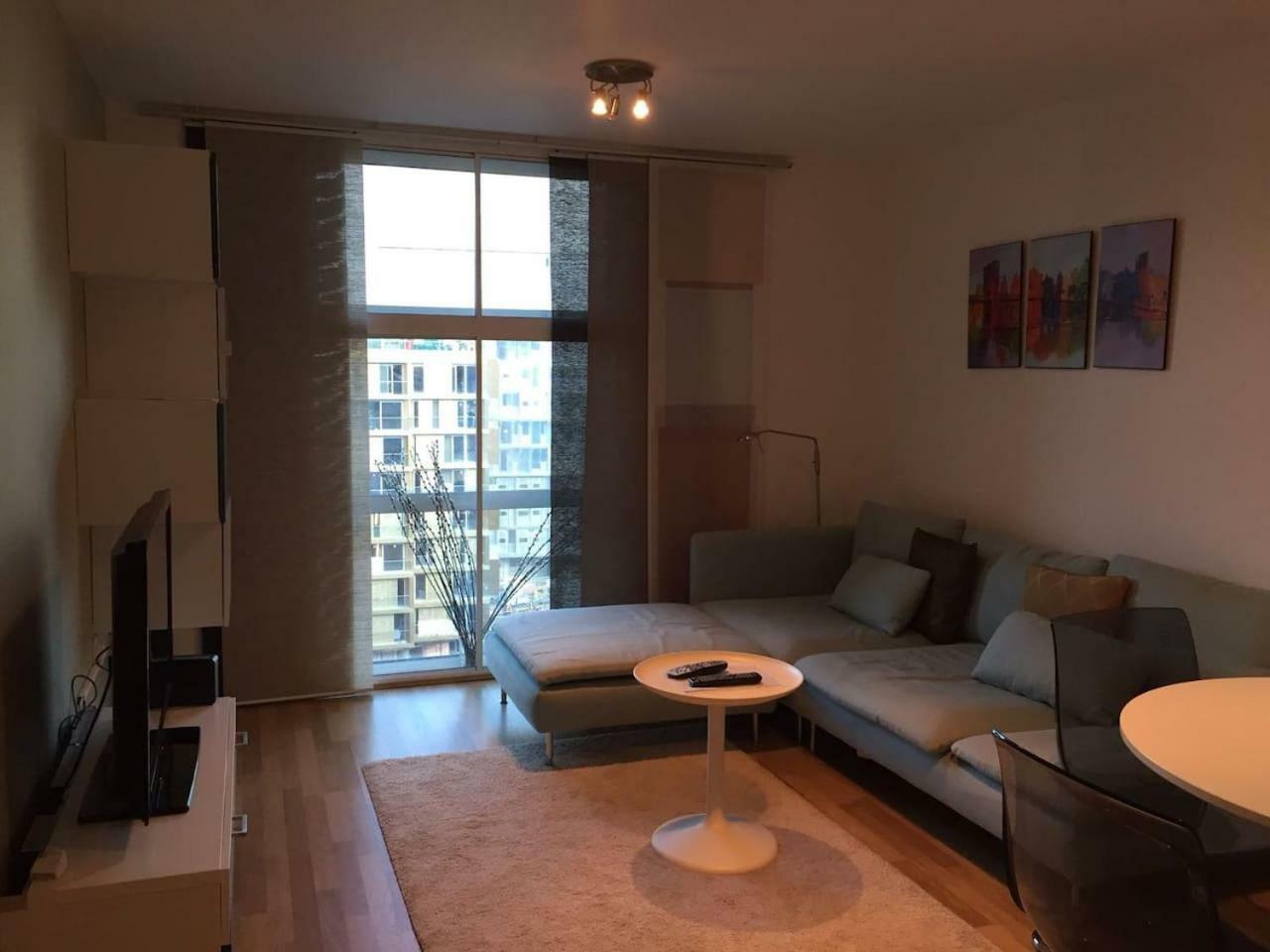 1 Bedroom In Chelsea Bridge Wharf Londra Esterno foto