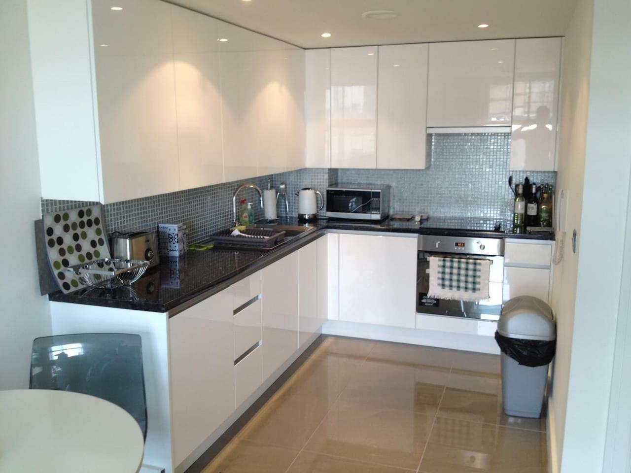 1 Bedroom In Chelsea Bridge Wharf Londra Esterno foto