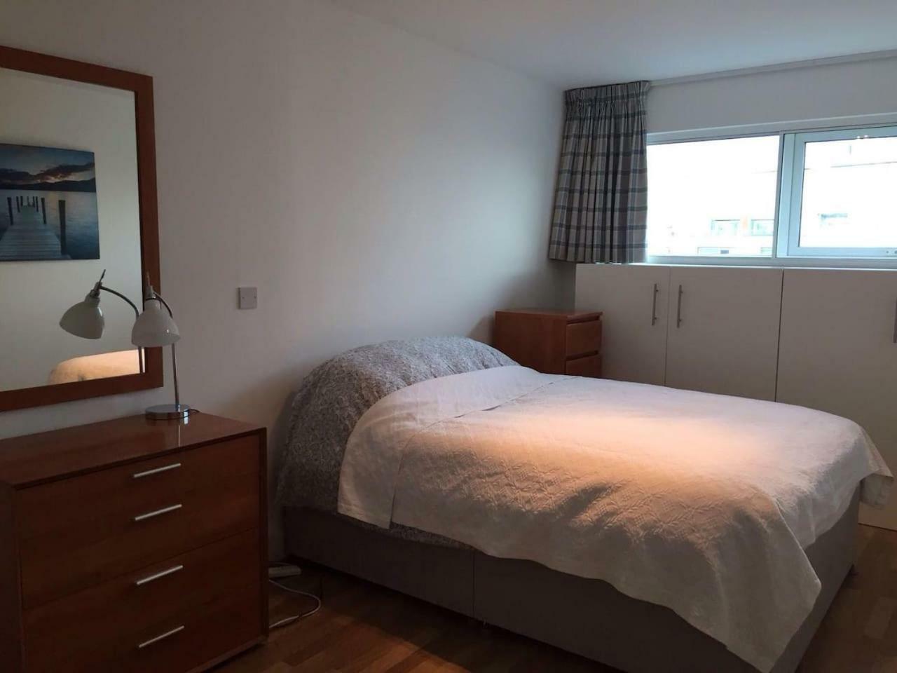 1 Bedroom In Chelsea Bridge Wharf Londra Esterno foto