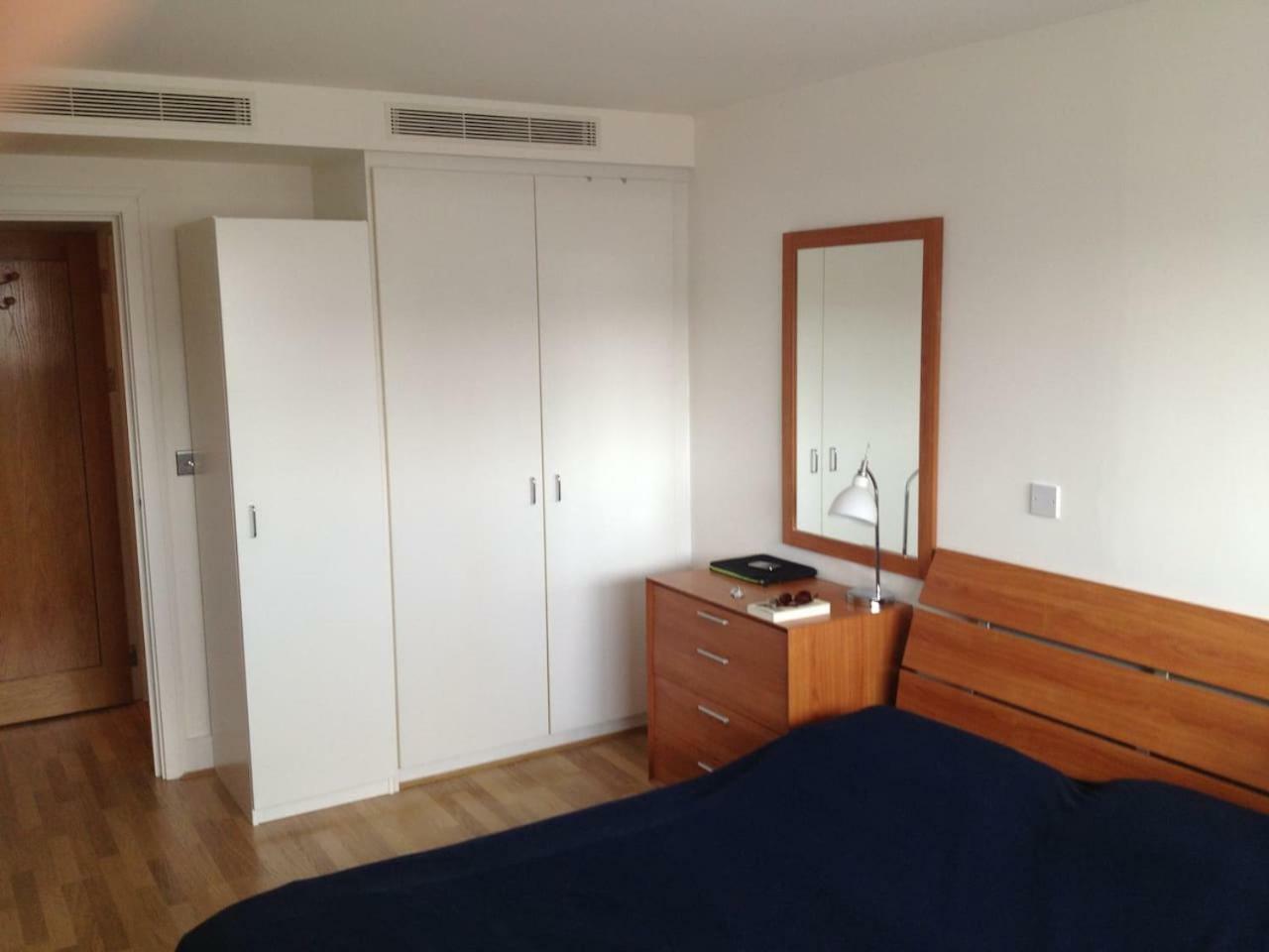 1 Bedroom In Chelsea Bridge Wharf Londra Esterno foto